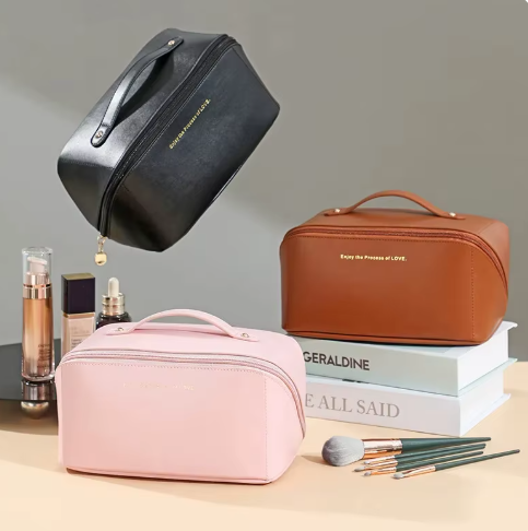 Trousse Grande Capacité et Imperméable - Votre Allié Beauté en Voyage ! 💼✨